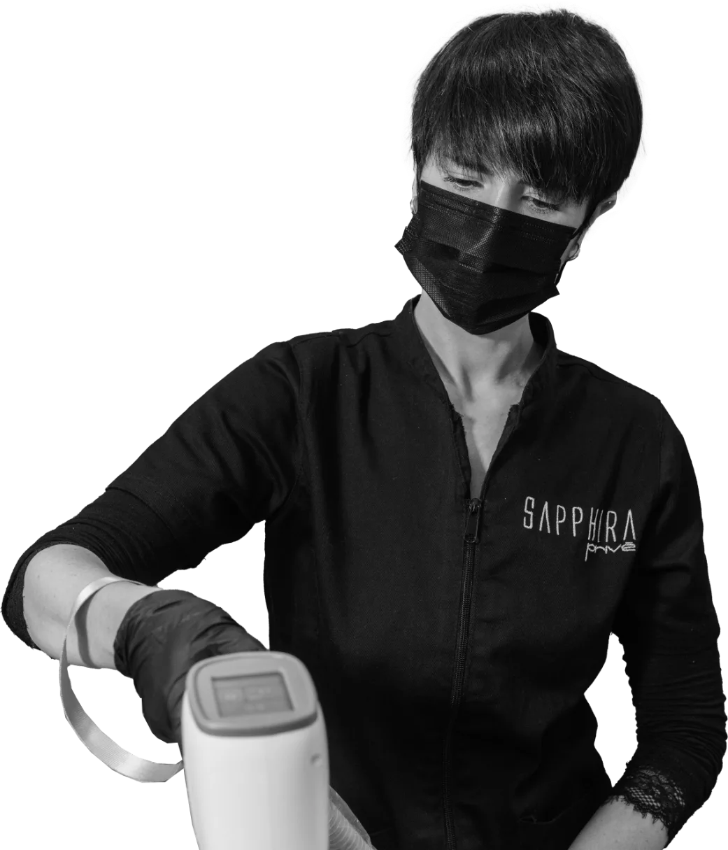 Especialista de Sapphira Privé con equipo de depilación láser, clínica estética en San Fernando